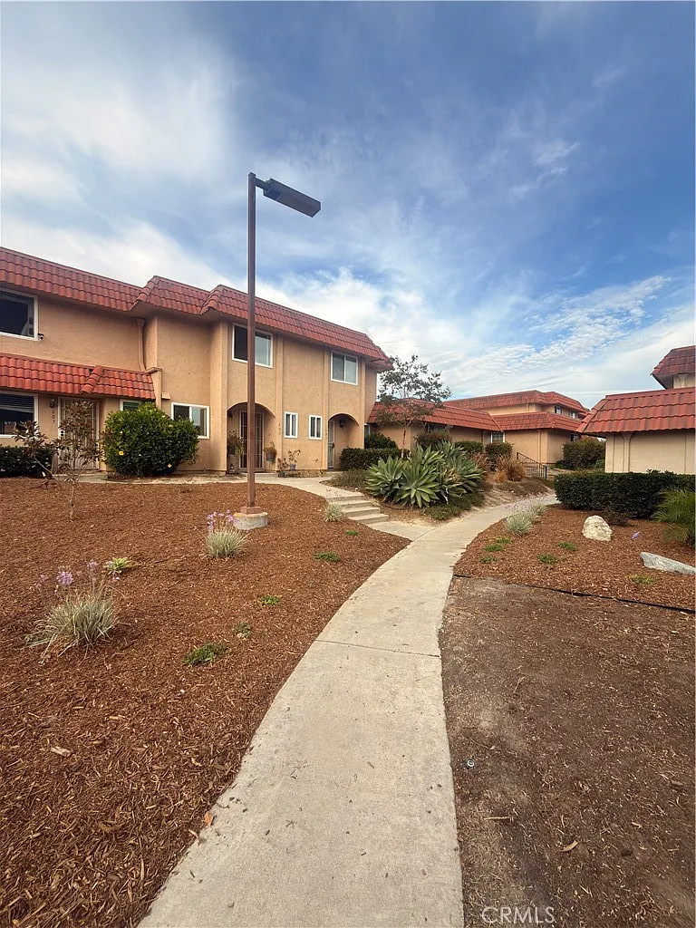 2 bed, 1.5 bath, 1068 sqft, $3,400 — Photo 1