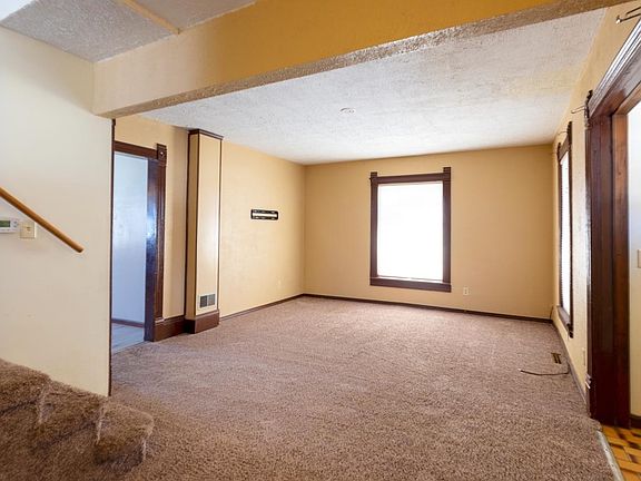 3rd image of 916 College St