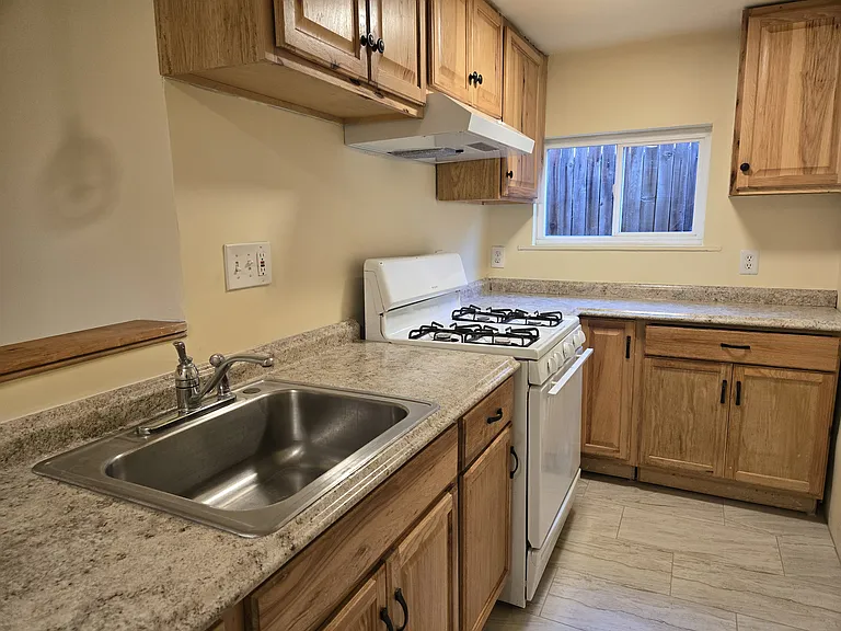 1017 Hickox St #B — Photo 2