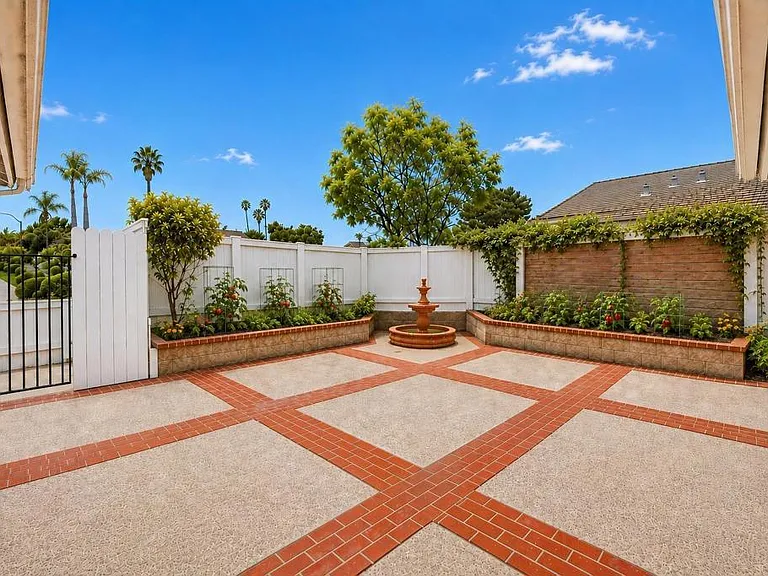 726 Santa Rufina Dr — Photo 2