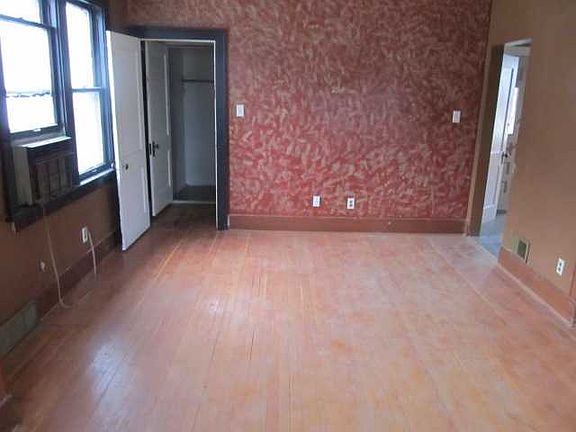 5th image of 723 S Westcott St