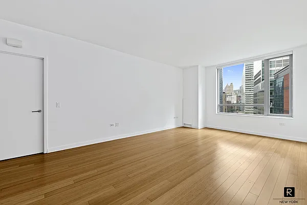 Sold by R New York | media 1