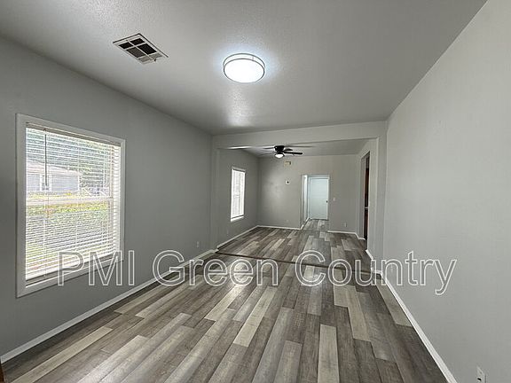 3rd image of 212 W Pecan St