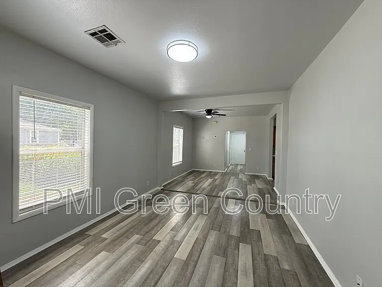 212 W Pecan St — Photo 3