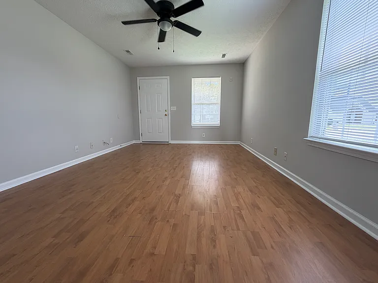 1217 Eastwoods Dr — Photo 3