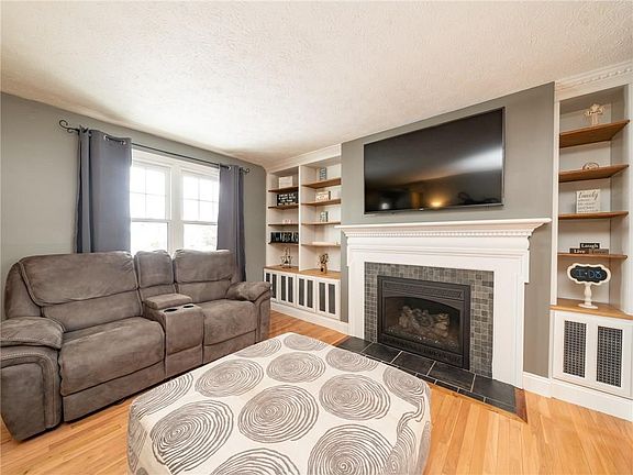 5th image of 17 Woodstock Ln