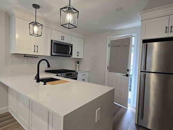 5th image of 613 Willow Ave #1