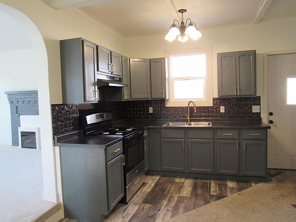 4th image of 226 Pleasant St