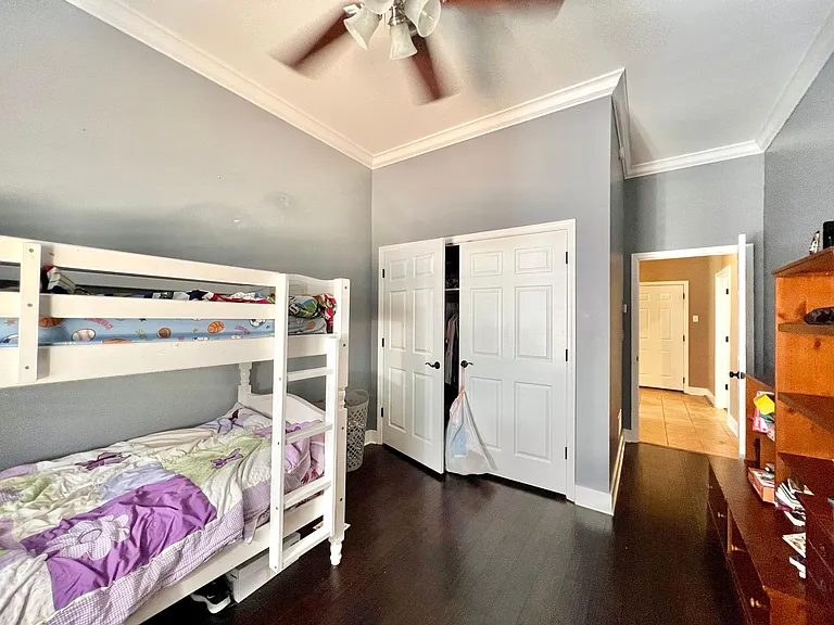 323 E Lowry Ln — Photo 14