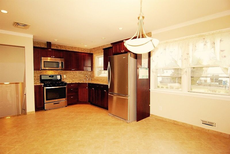 2nd image of 826 Lehigh Ave