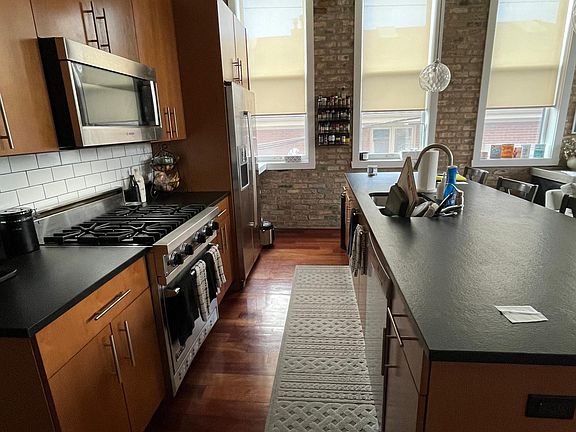 3rd image of 3133 N Lakewood Ave #P13