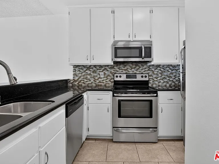 311 Montana Ave #302 — Photo 8