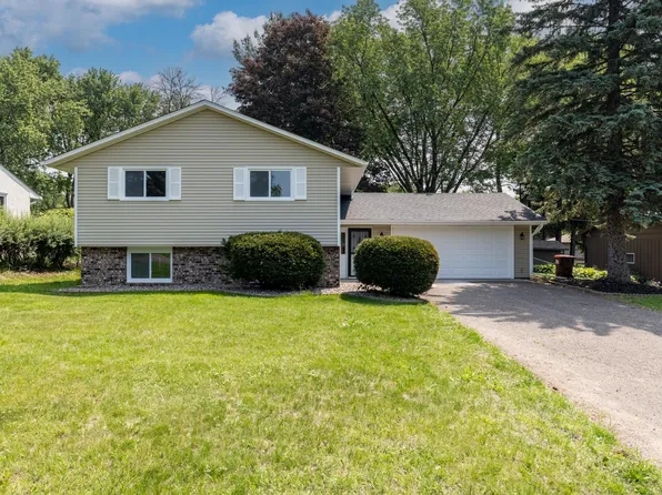 200 Sterling St N, Maplewood, MN 55119