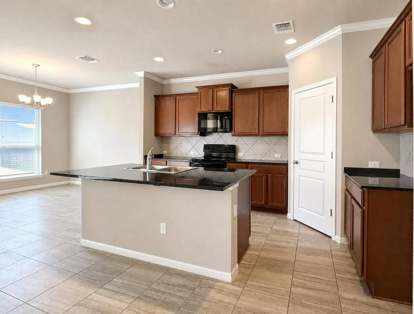 Beautiful 4 Bedroom/2 Bathroom Home in Temple! — Photo 2