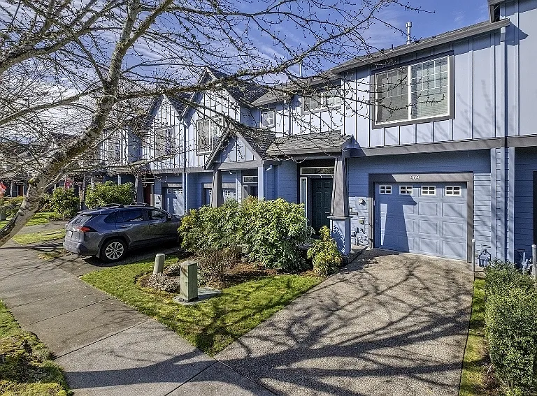 909 SE Sacha Pl — Photo 1