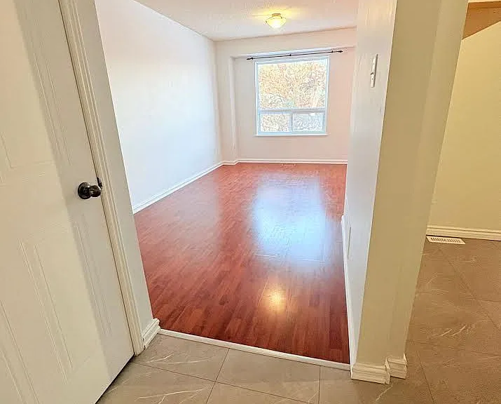 607 Gibney Cres — Photo 15
