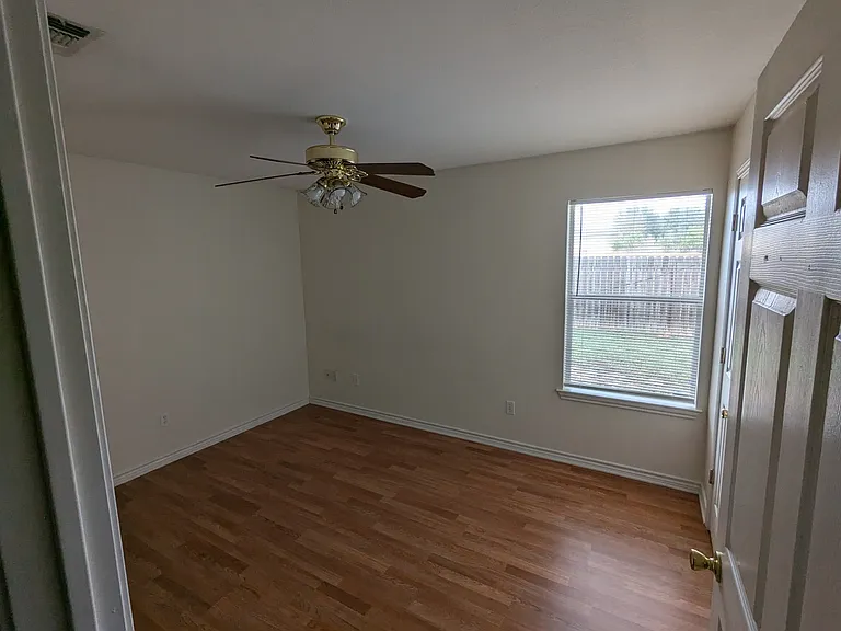 872 Lakeview Dr — Photo 6