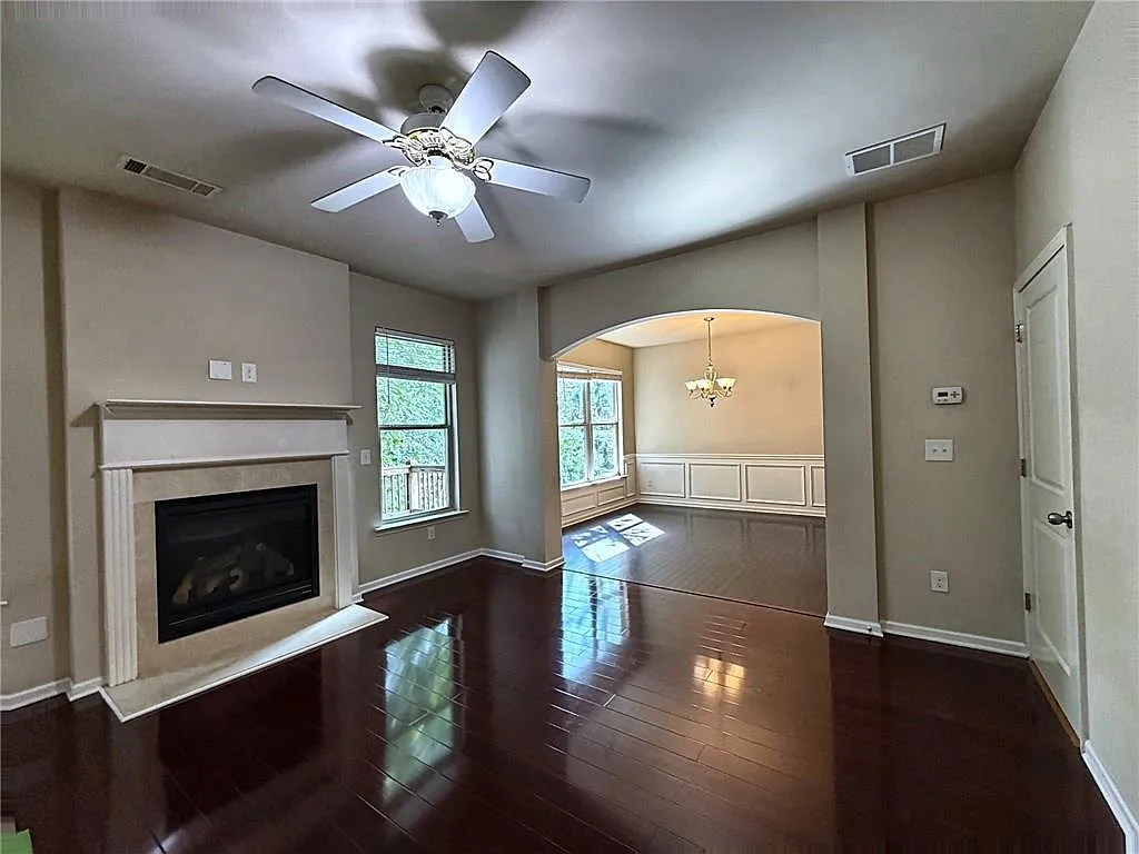 3 bed, 2.0 bath, 2544 sqft, $2,350 — Photo 2
