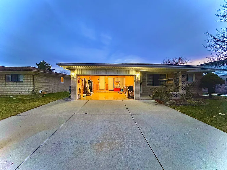 2868 Groves Dr — Photo 44