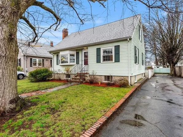 22 Bolton St, Reading, MA 01867