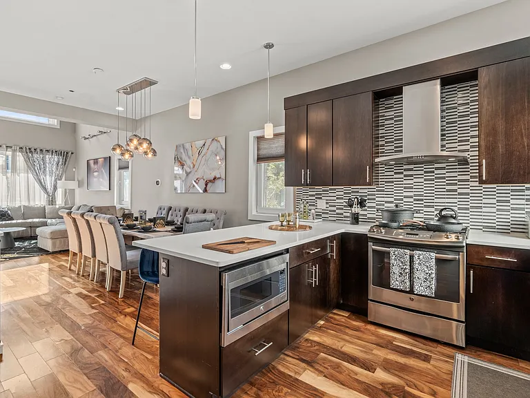 Gorgeous kitchen with breakfast bar and gas range