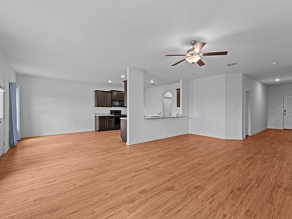 4th image of 632 Greenway Trl