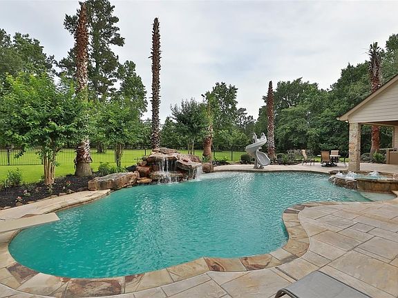 Very private pool/Spa and outdoor kitchen! Great covered patio for entertaining!