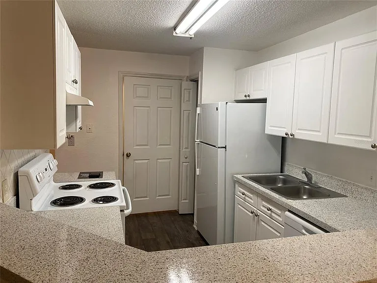 18001 Richmond Place Dr #830 — Photo 12