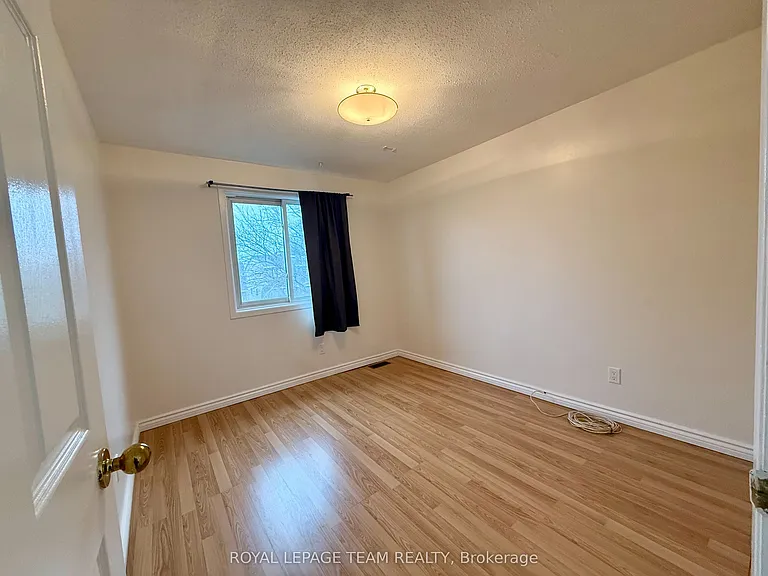 128 Pinetrail Cres — Photo 5