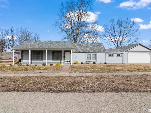 403 E Chestnut St, Chatham, IL 62629