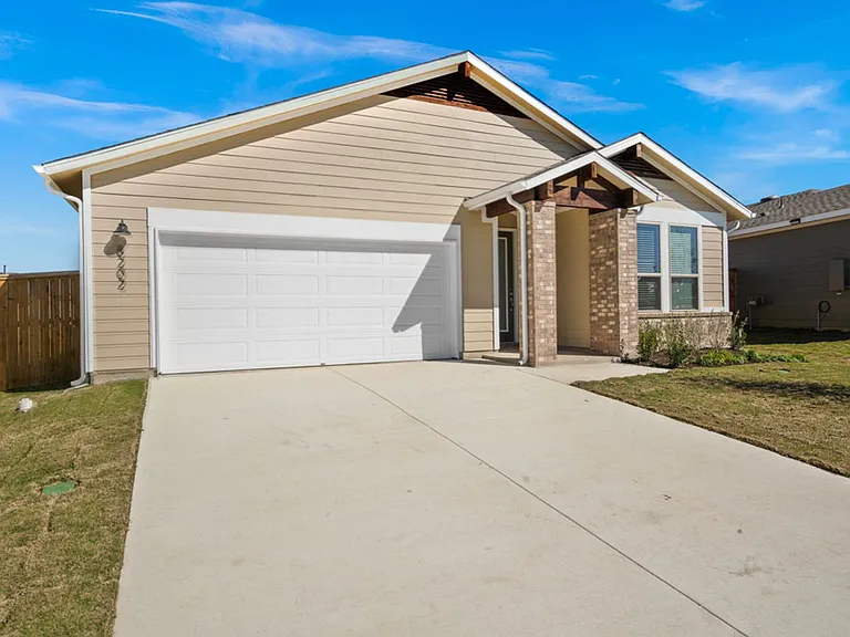 8202 Dampton Ln — Photo 2