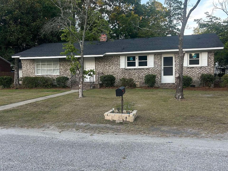 1st image of 802 Esther St.