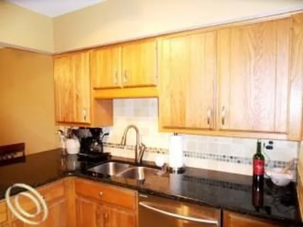 76 Stratford Ln #1, Rochester Hills, MI 48309
