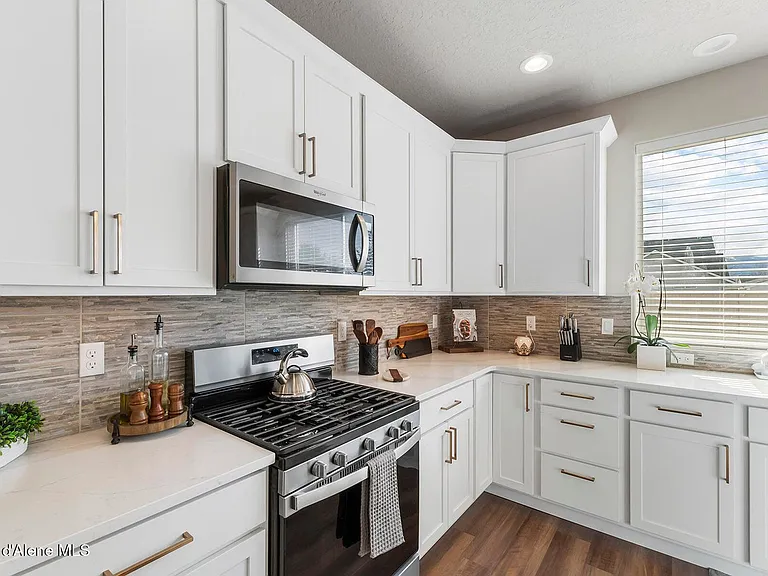 984 E Allenby Ave — Photo 3