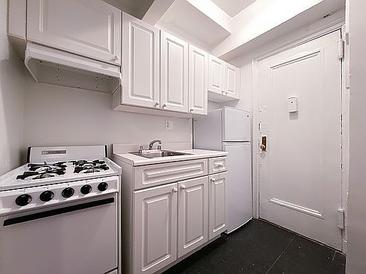 4th image of 215 W 83rd St APT 2A