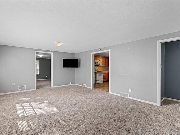 5th image of 607 SW 8th St