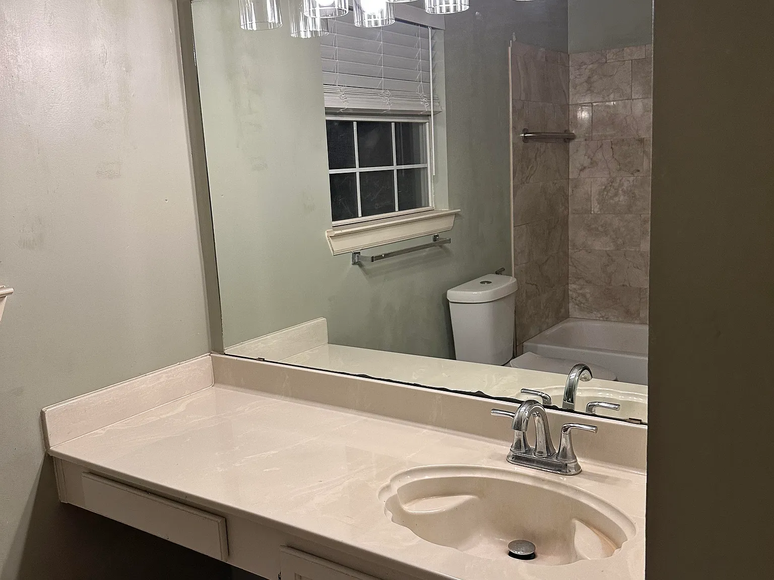 3 bed, 2082 sqft, $2,450 — Photo 2