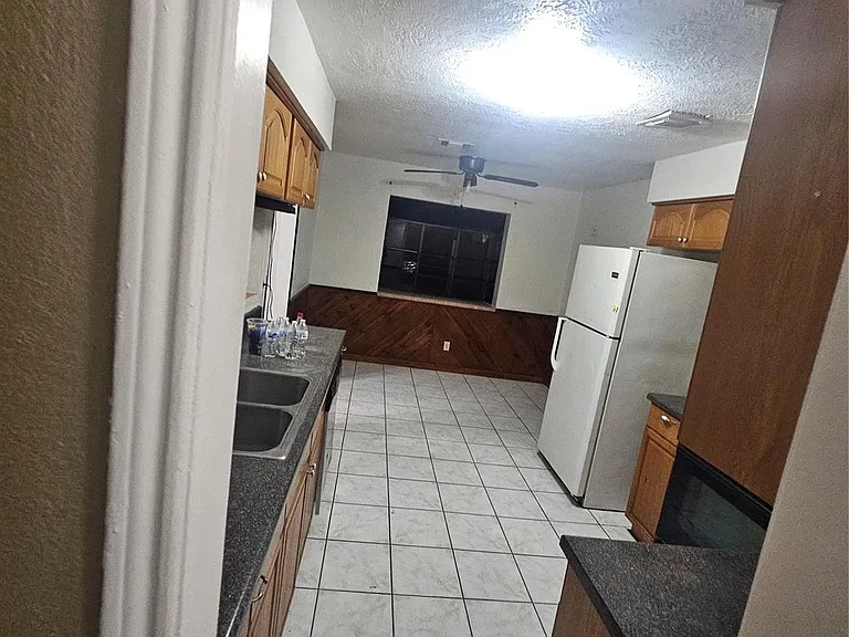 4011 Alshire Dr — Photo 10