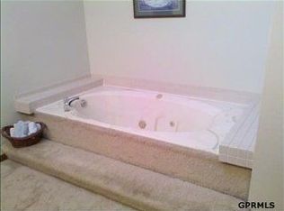 10554 Adams Dr, Omaha, NE 68127