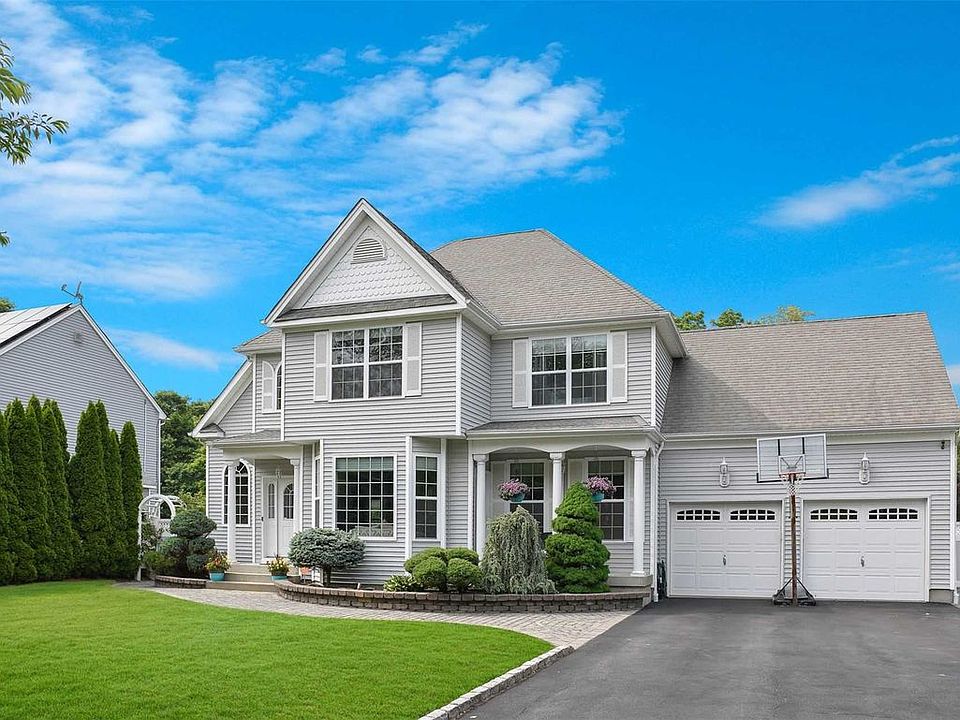 1st image of 709 Peconic St