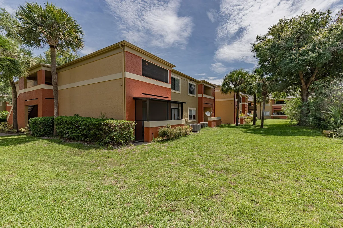 Building Photo - 640 Kenwick Cir #204