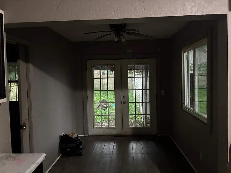1141 Victoria Ave — Photo 8