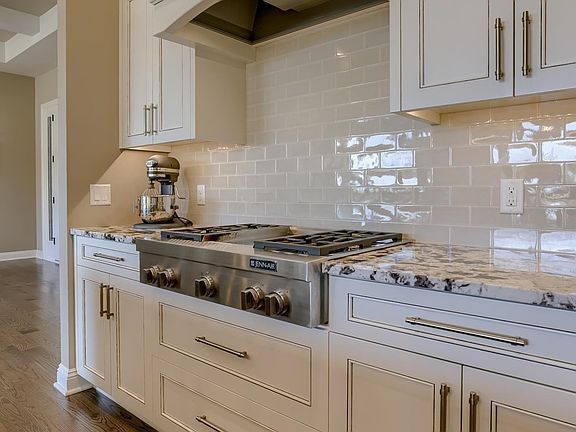 4th image of 9530 Thornwood Cir