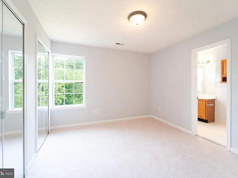 413 Lakeview Ct — Photo 31