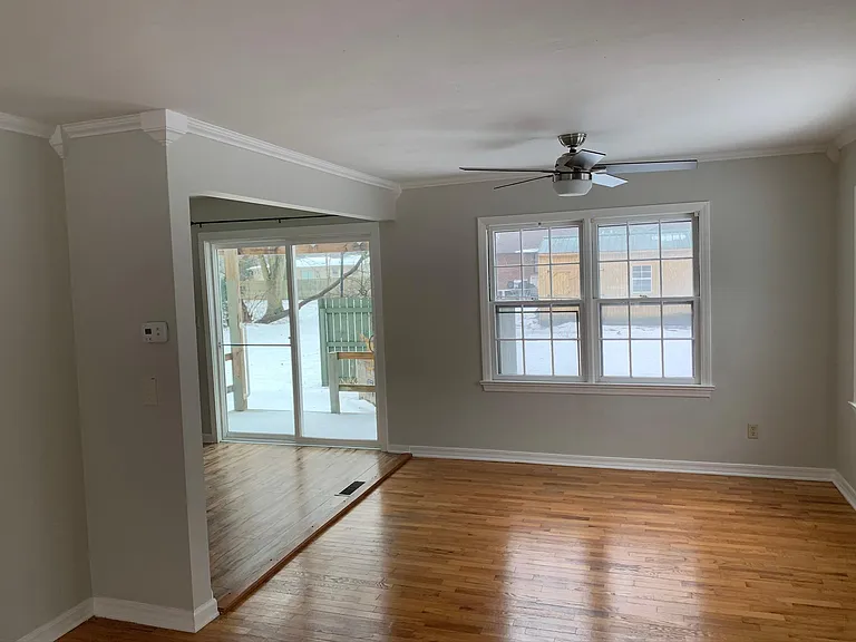 310 W Delaware Ave — Photo 4