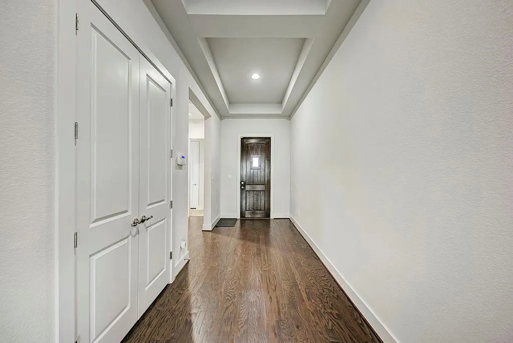 3 bed, 2.5 bath, 2476 sqft, $2,750 — Photo 2