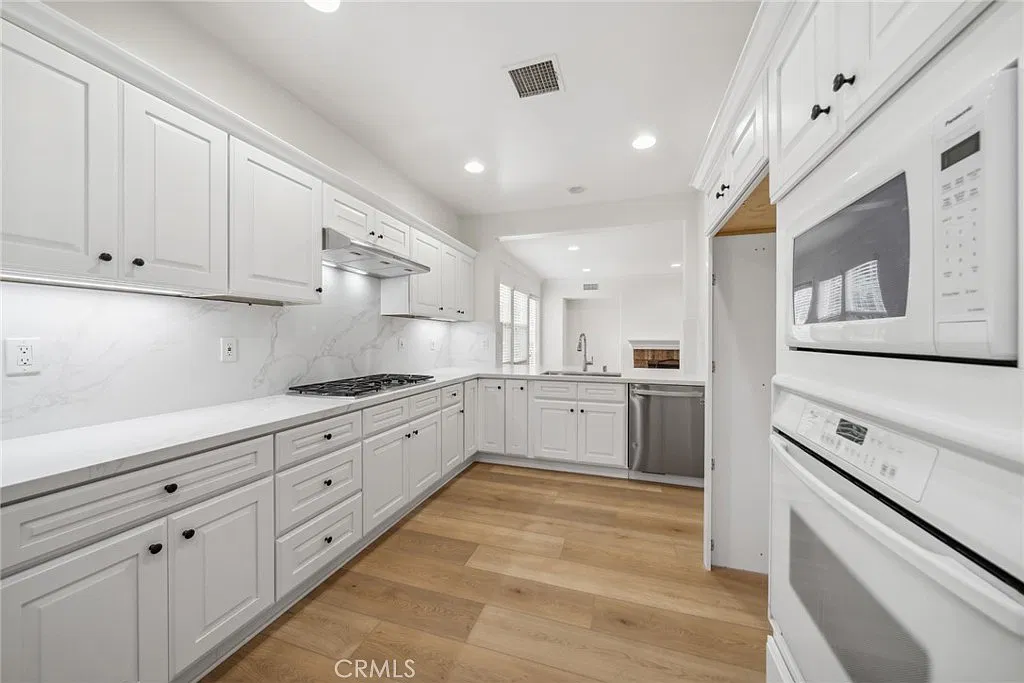 3 bed, 2.5 bath, 2183 sqft, $5,350 — Photo 4