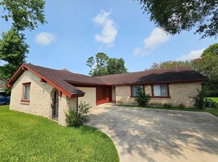 221 Palm Aire Dr, Friendswood, TX 77546