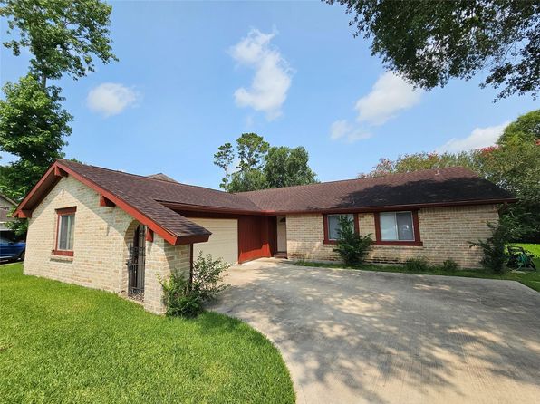 221 Palm Aire Dr