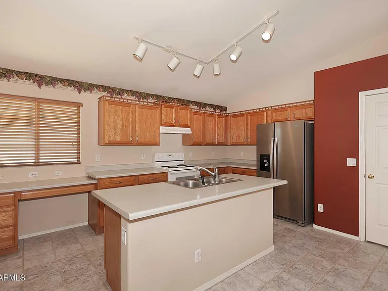 10945 W Loma Ln — Photo 9